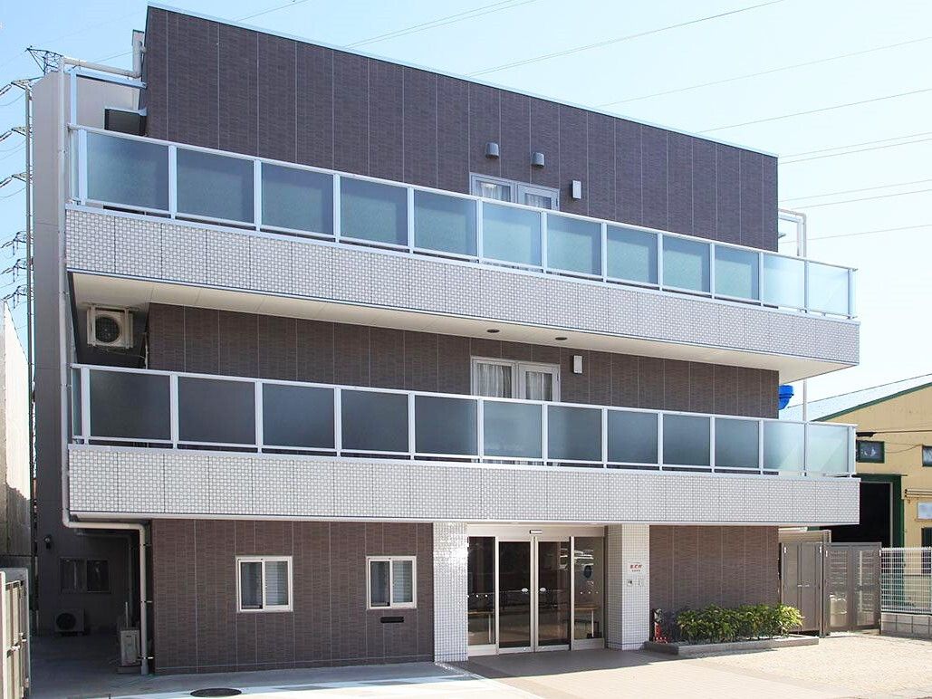 おしゃれな集合住宅のような造りの外観。エントランスへの道は舗装され手段差も少ないので、車椅子をご利用の方でも安心して出入りできる。