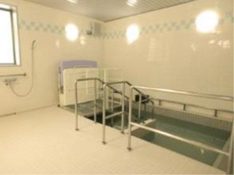 手すりと階段のついた浴槽で、足腰の弱い方でも少しずつ階段を使って入浴することができる。広々とした浴槽でゆったりと使用できる。
