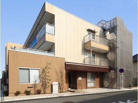 施設の外観は、シンプルでモダンな造りになっており、屋外に突き出た非常用階段は、転落防止用の柵におおわれた安全な構造になっている。
