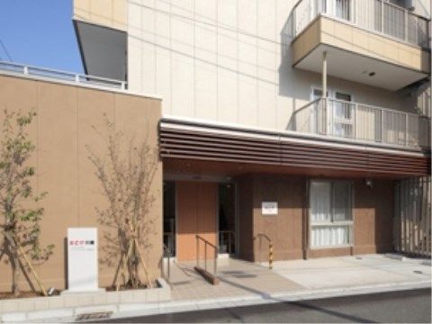 １階のエントランスはバリアフリーになっており、段差もなく車椅子をご利用の方でも楽に使用することができる。