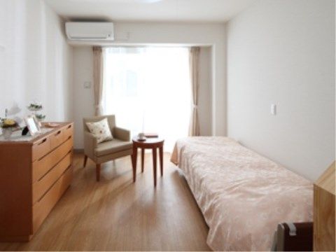 ２階に設置された居室には、ベッドやタンスに丸テーブル、椅子が備え付けられていて、全部屋個室になっている。