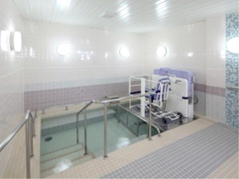 １階の浴室には介護の必要な状態に合わせ、浴槽に入るための階段や手すり、機械式の入浴装置が準備されており、安心してお湯につかることができる。