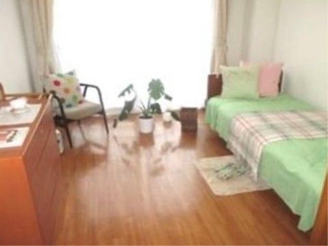 大きな窓がある個室タイプの居室は、ベッドを置いても十分なスペースがあり、入居者様のお好みで椅子やたんすなどを置くことができる。