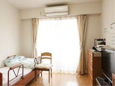 テレビや棚、ベッドなど生活に必要なものが揃っている。室内には段差がなく、車椅子をご利用の方も移動がしやすい。