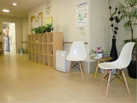 エントランスには格子状の棚が作りつけられており、植木鉢などが飾られている。空気清浄機が置かれている。