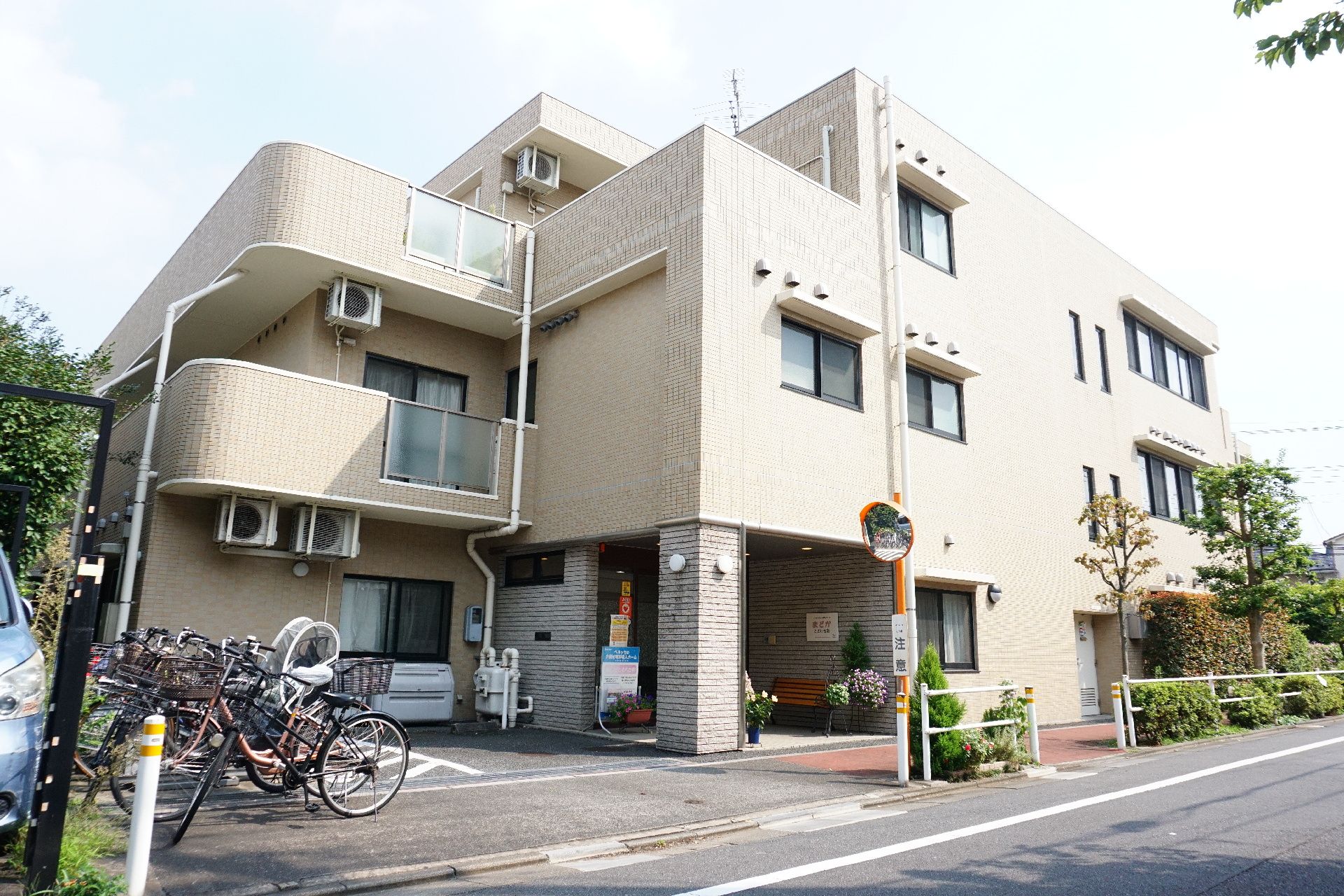 駐車場が近隣に設置された介護施設の外観