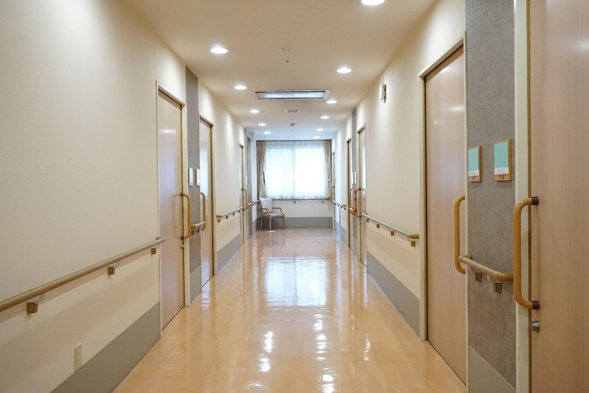 手すりが設置された、段差のない廊下