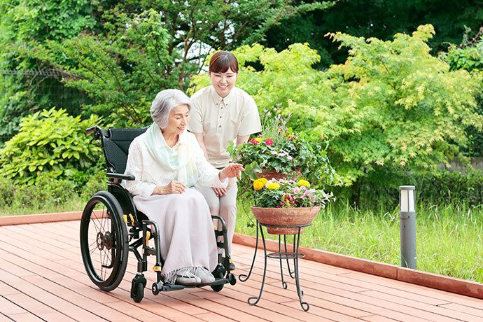 男性の入居者様のお食事の介助をしている男性スタッフ