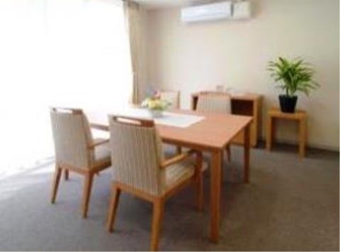 部屋の中央にテーブルと椅子が用意されている。エアコンが完備されている。窓が大きく室内は明るくなっている。
