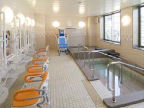 浴槽は２種類用意されている。洗い場にはシャワーが複数並んで設置され、それぞれにシャワーチェアが置かれている。