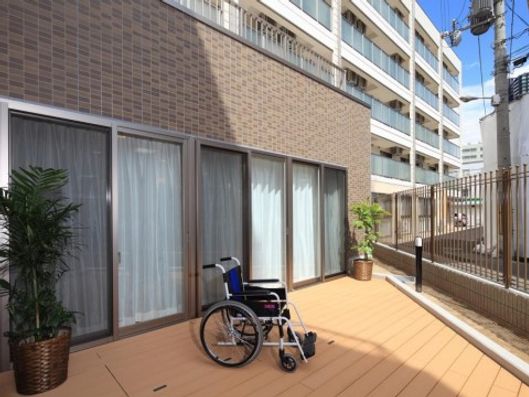 1F ウッドデッキ