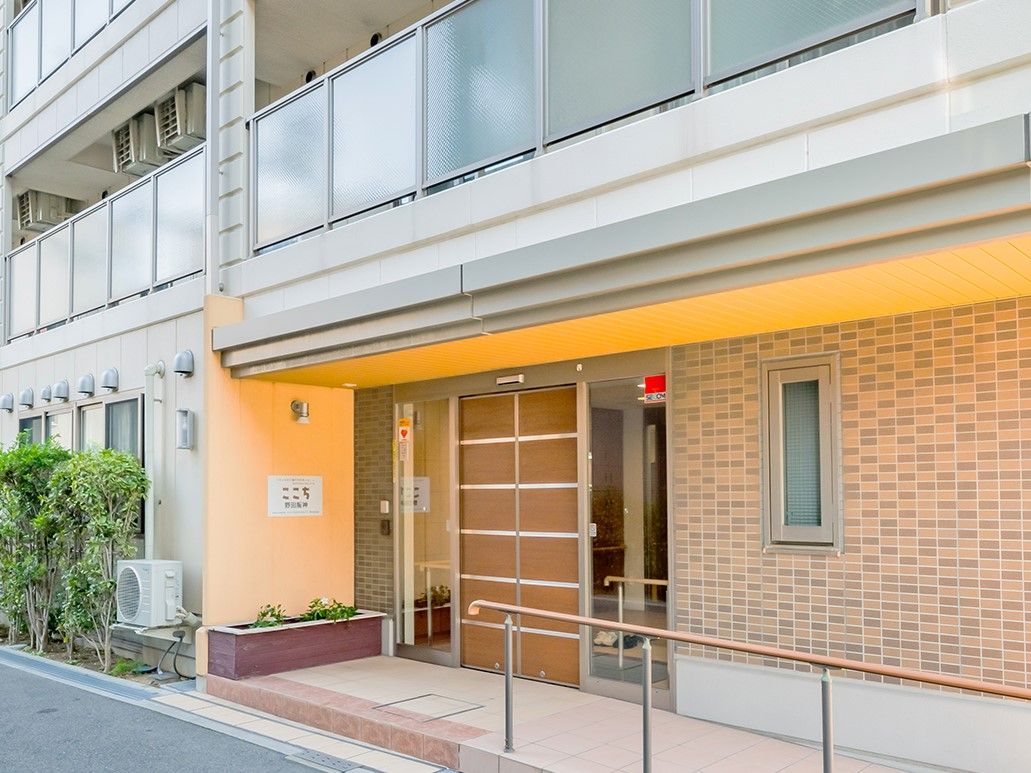 施設は５階建ての建物である。入居者様のプライバシーに配慮して、外から中が見えにくい仕様となっている。