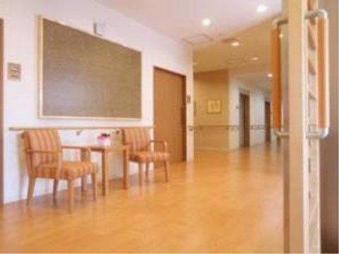 出入口の扉は大きな手すり付きのスライド式になっており、安全に開閉することができる。広々とした空間が広がっており、椅子が設置されている。