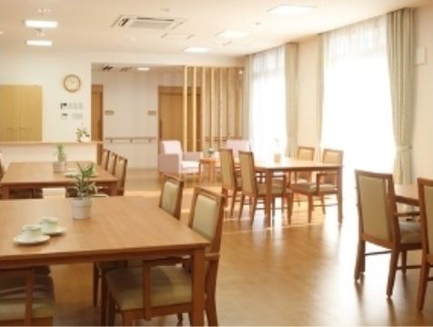 広いスペースにゆったりとテーブルと椅子を配置している。車椅子をご利用の方も、安全に移動することができる。