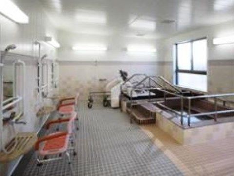 浴室は広々としており、大きな浴槽を設置している。足を伸ばしてゆったりとお湯に浸かることができる。奥には機械浴槽も備えている。
