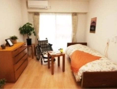 車椅子をご利用の方が、生活しやすい居室や廊下を備えている。床はスムーズに走行できるフローリングである。