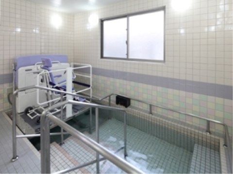 浴室はタイル張りになっており、浴槽には手すりが設置されている。壁には窓があり、機械浴設備も設けられている。