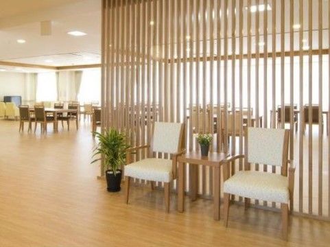 内装や家具をナチュラルカラーで統一しているので、ゆっくりくつろげる。椅子と机を多く設置しているので、待ち合わせやおしゃべりに利用できる。