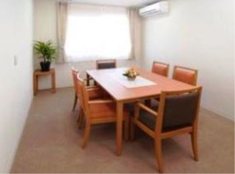 こじんまりとした部屋で、家族水入らずでゆっくりと過ごすことができる。テーブルの上には花が飾ってあり、温かみのある部屋である。