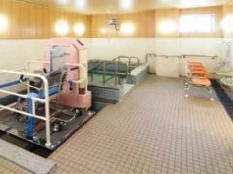 広い浴室で浴槽と機械浴槽が併設されている。洗い場は２か所設置されており、その前にはシャワーチェアが用意されている。