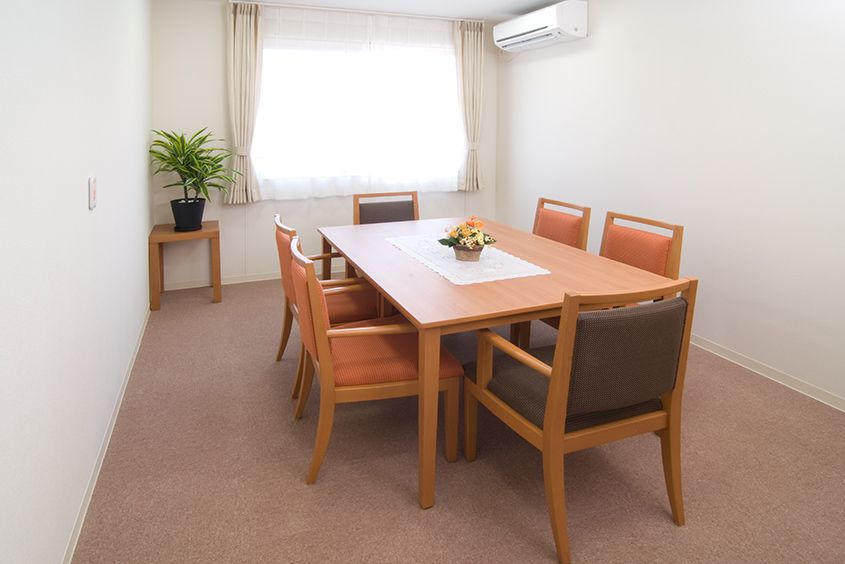 こじんまりとした部屋で、家族水入らずでゆっくりと過ごすことができる。テーブルの上には花が飾ってあり、温かみのある部屋である。