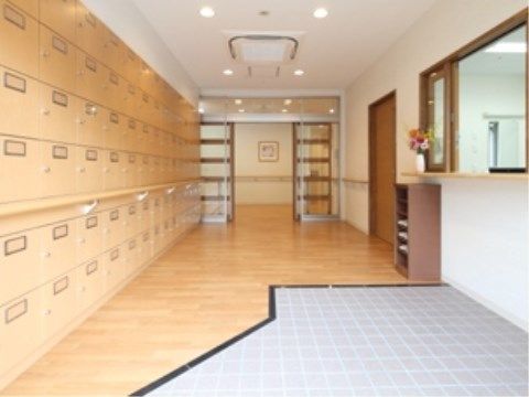 靴箱が備え付けられたエントランスは、段差がなく手すりが備え付けられているため、車椅子での移動や歩行が楽に行える。