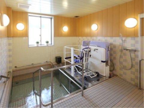 浴室には手すりがついた大きな浴槽だけでなく、座ったまま入浴することができる介護浴槽が備え付けられている。