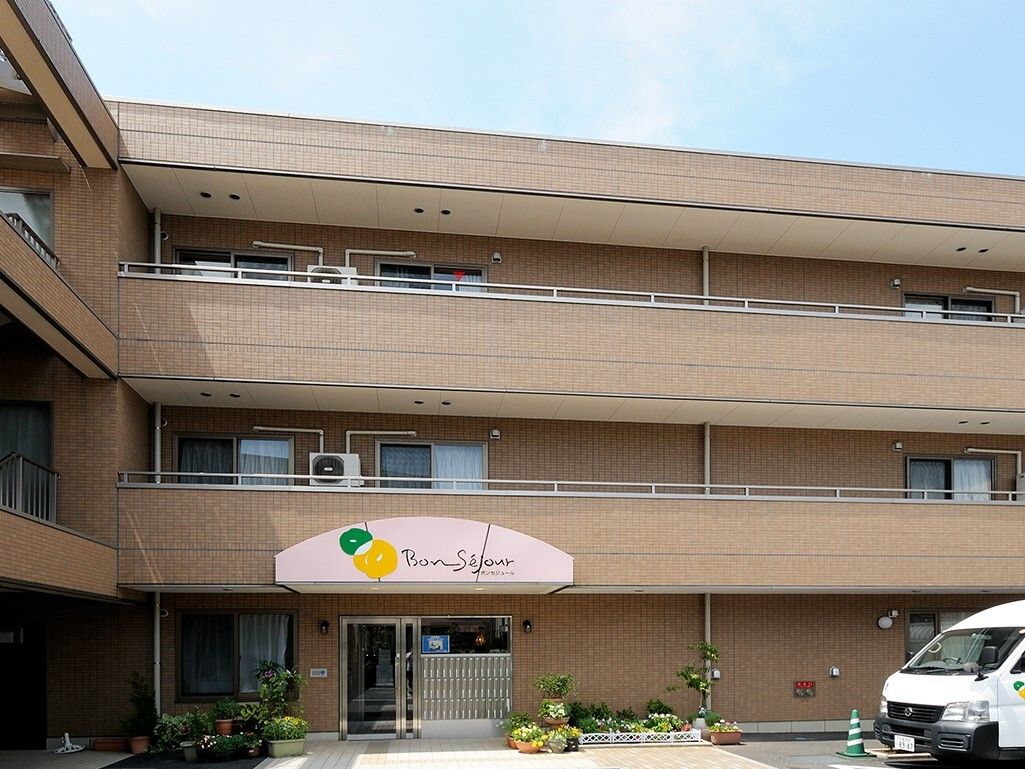 ３階建ての集合住宅のような落ち着いた雰囲気の施設。おしゃれで目を引く看板があるため、入口がわかりやすくなっている。