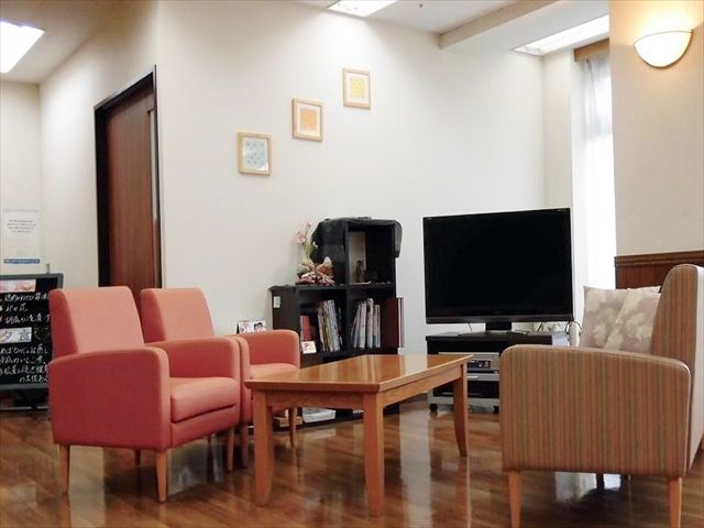 大きなテレビ、テーブルと椅子を完備しているダイニングルーム