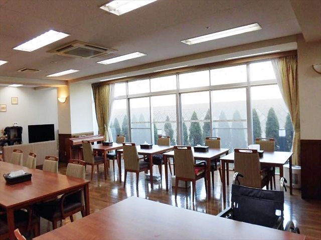 2名掛け、8名掛けのテーブルがセットされているダイニングルーム