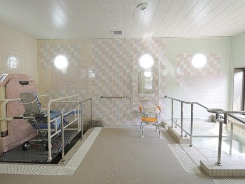 介護用の椅子が浴室内にあるので車椅子をご利用の方も安心して入浴できる。いたるところに手すりが設置されている。