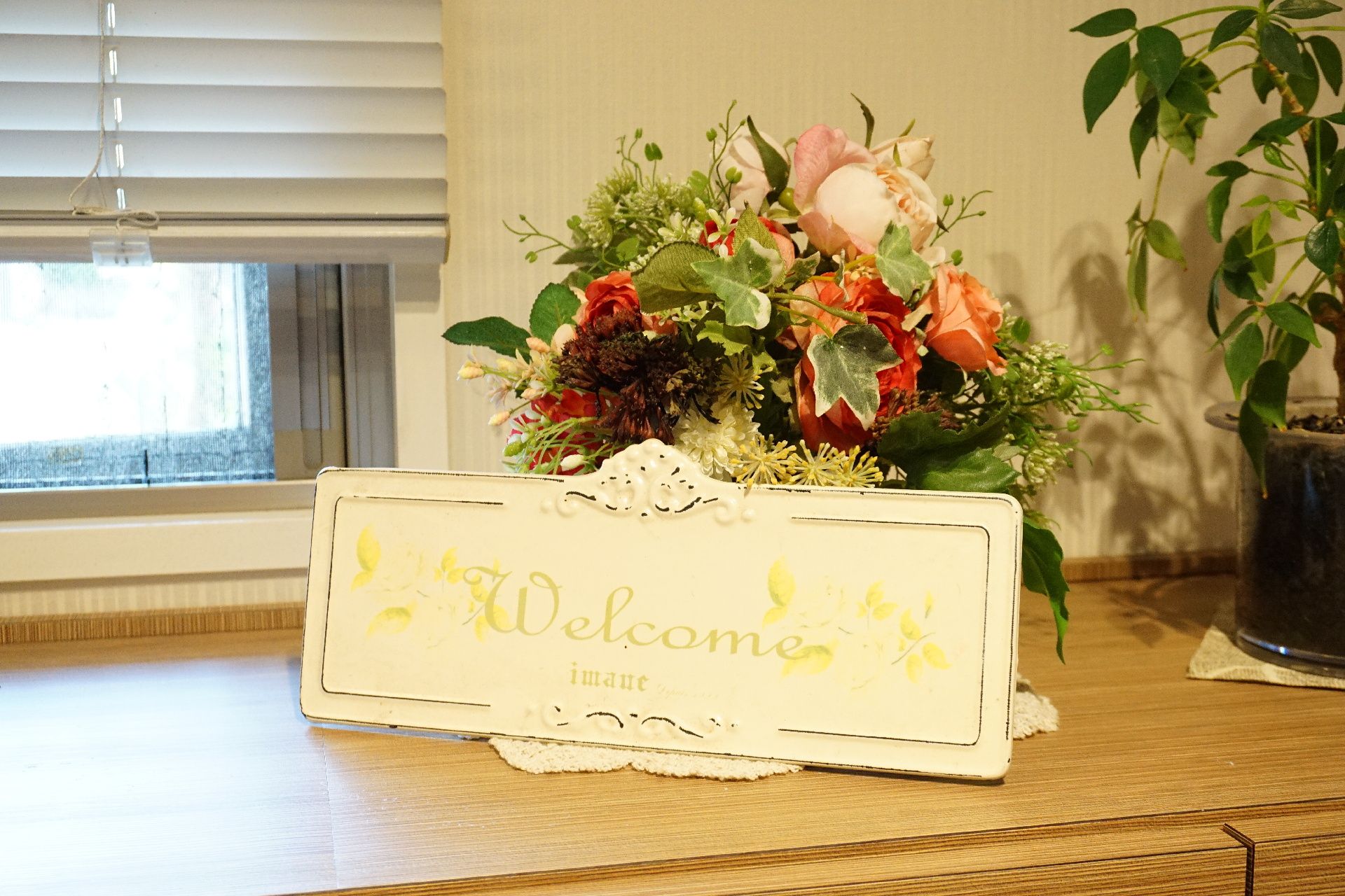 共有スペースに設置された、花束とプレート