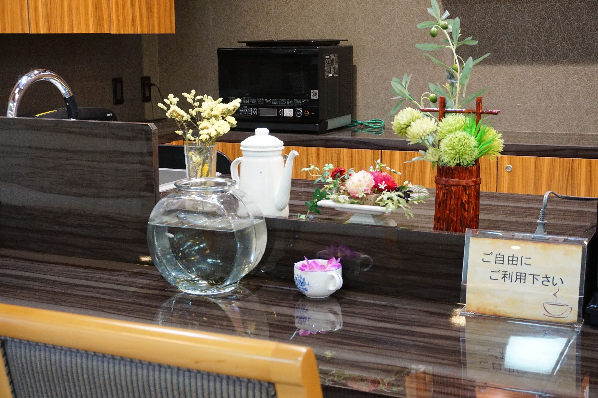キッチンにある長机にセットされた花瓶と家具