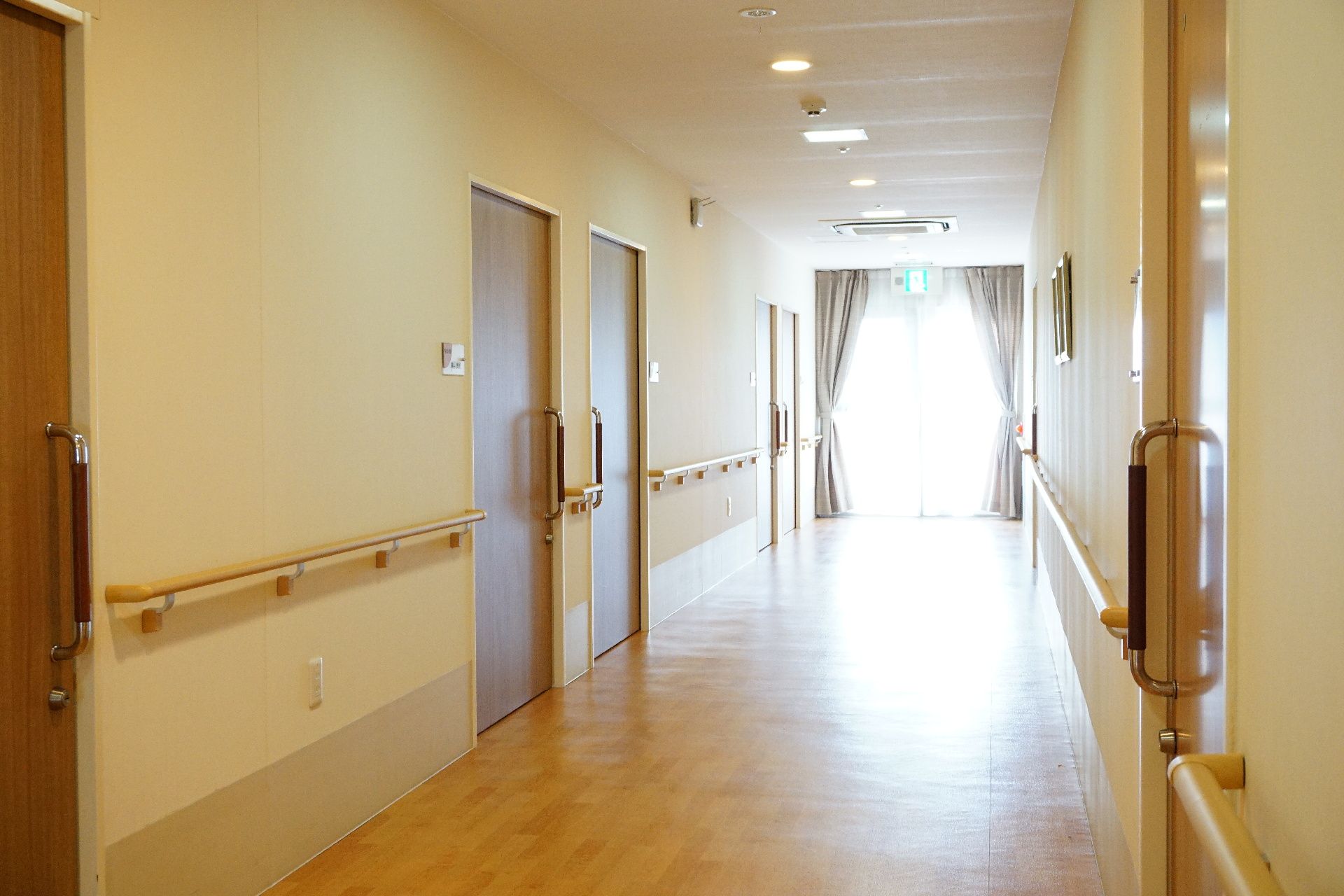 転倒防止のために手すりが設置された廊下