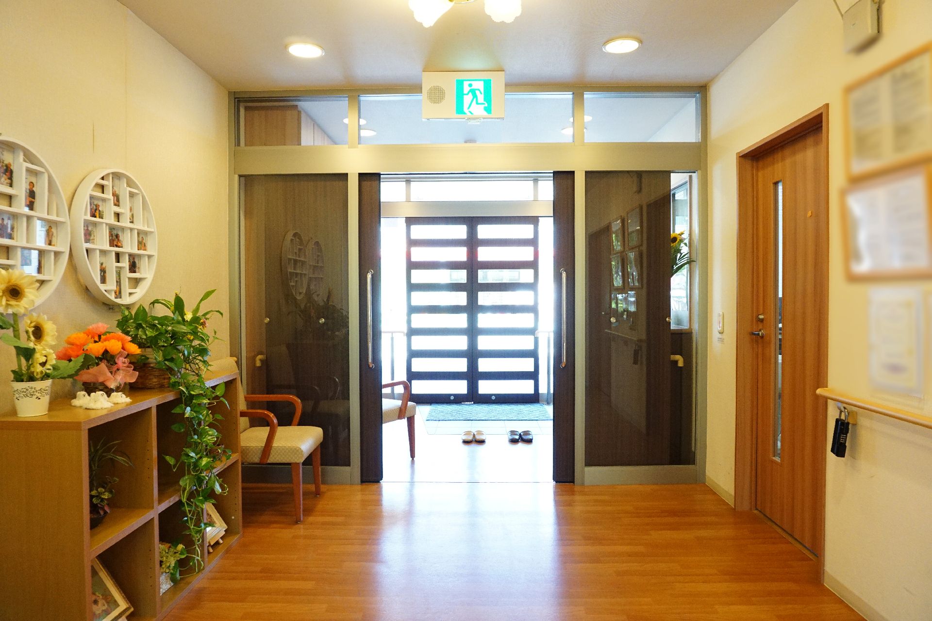 高齢者でも入館しやすいように段差ができるだけ排除されている玄関