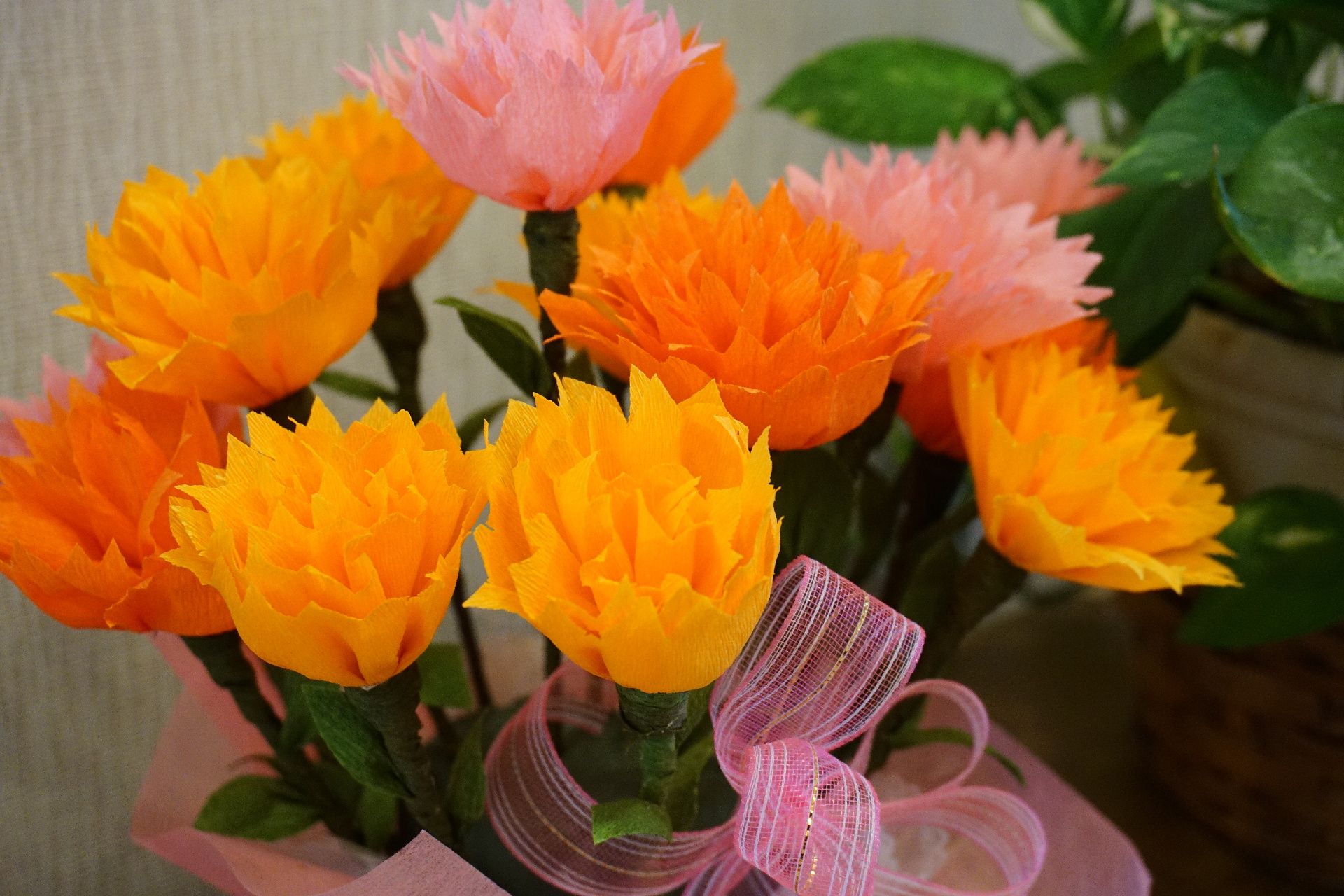介護施設内に設置されている、オレンジの花と植物