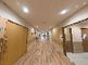 広々とした明るい廊下