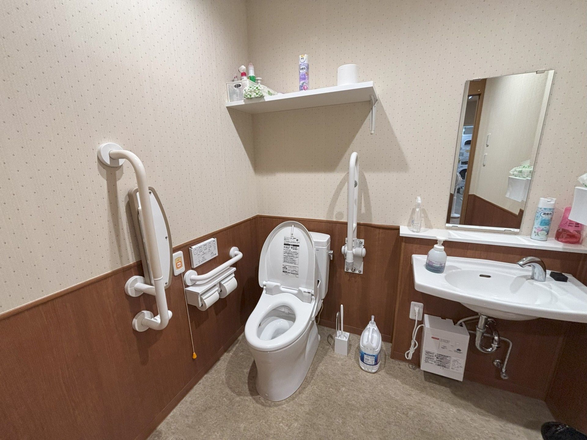 手すり付きのトイレ