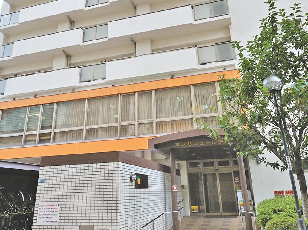10階建ての建物である。２階部分の外壁はオレンジ色に縁取りがされていて、ガラス張りの壁のようになっている。