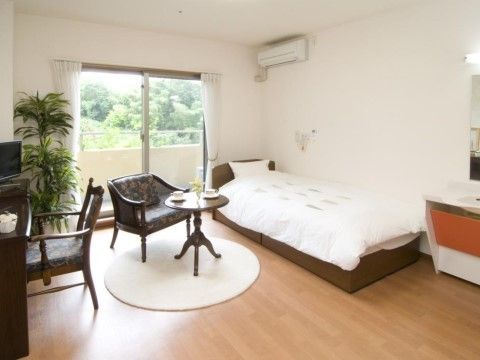 ベッドやエアコン、テレビなどが完備された居室である。開放的な広さに設計されており、快適な暮らしができる。