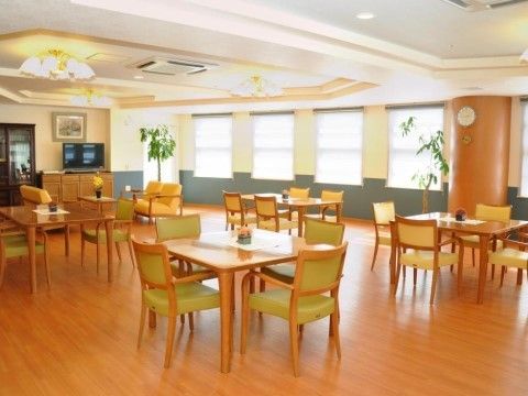 天井に空調設備が整えられ、１年を通して快適に過ごせる。広々とした空間でテレビを見たり、食事をしたりして過ごせる。