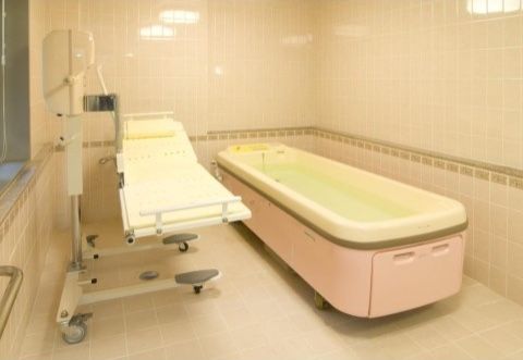 介護浴槽と専用ストレッチャー、担架が設置されている。寝た姿勢のままで、無理なく入浴することができる。
