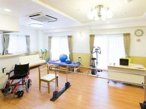 平行棒とトレーニングマシンが設置された機能訓練室