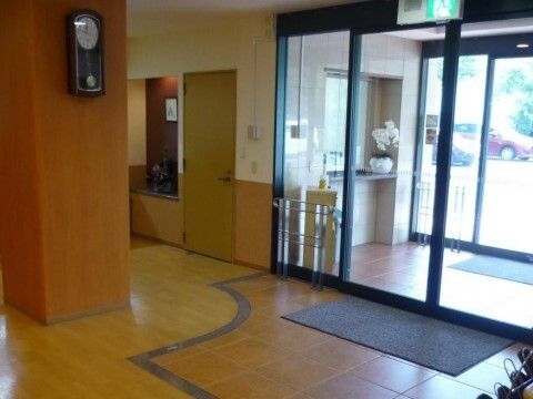 大きなガラスドアのあるバリアフリー設計のエントランスラウンジ