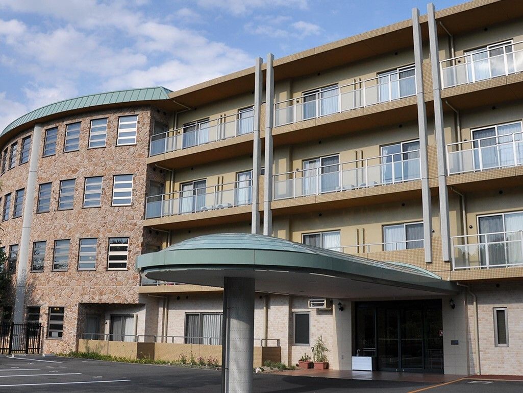 マンション風の落ち着いた色合いの建物である。採光や風通しを考慮した設計で、館内は明るい空間が広がっている。