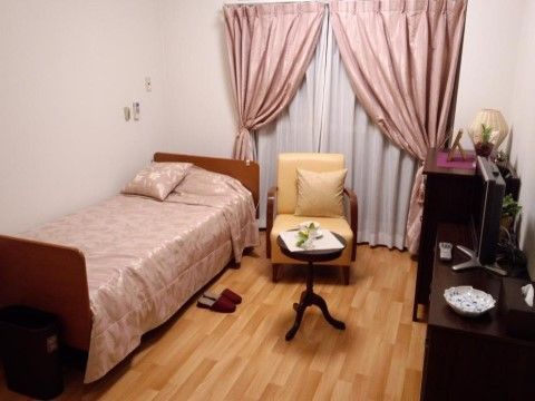 白い壁が美しい落ち着きのある居室である。床はホコリの溜まりにくいフローリングなので、アレルギーや花粉症の方でも快適である。