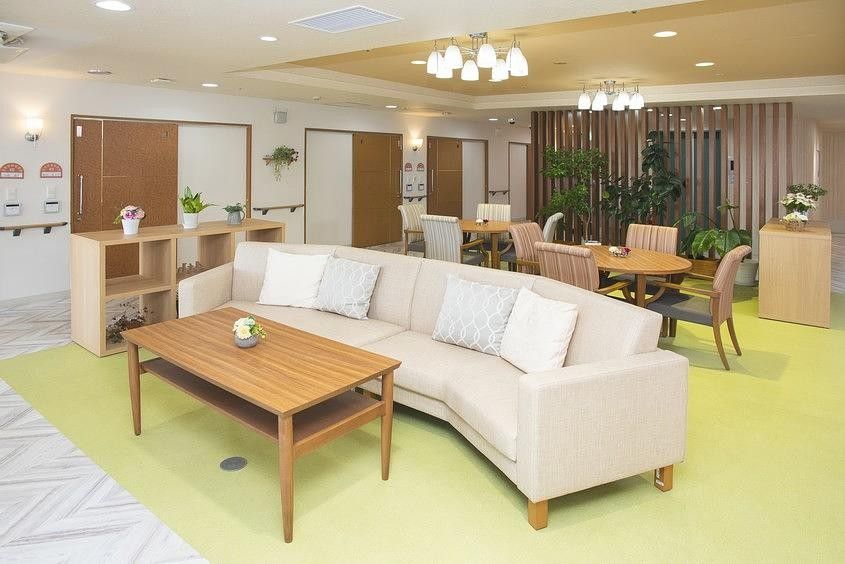4階には緑に囲まれた癒しの空間があります。自然を感じる空間でゆったりした時間をお過ごしください。