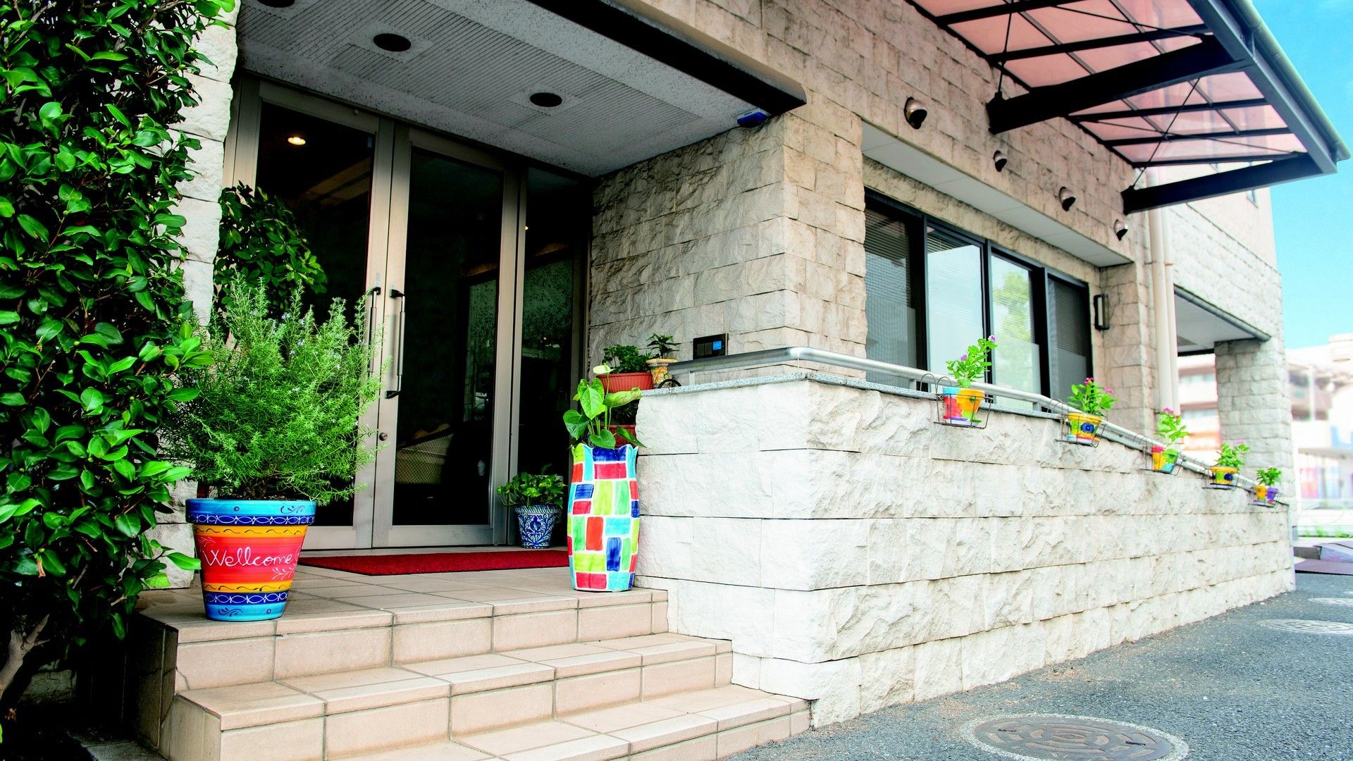 ６階建てのホテルを思わせるおしゃれな建物である。バルコニーが全室に設置されているので、美しい景色を眺めることができる。