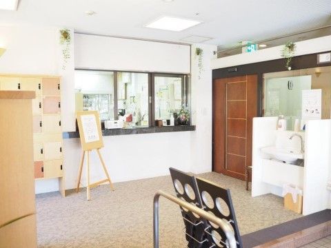 エントランスの左側にはそれぞれの色が異なる扉の靴箱が設置されており、入居者様は色により判断することもできる。