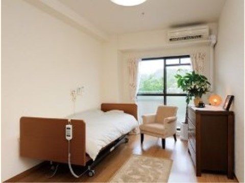 居室に設置されているベッドは電動になっており、入居者様はリモコンの操作で自由にリクライニングが可能である。